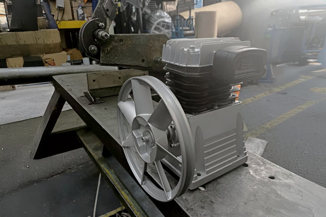 Cabezote con volante de inercia para compresor