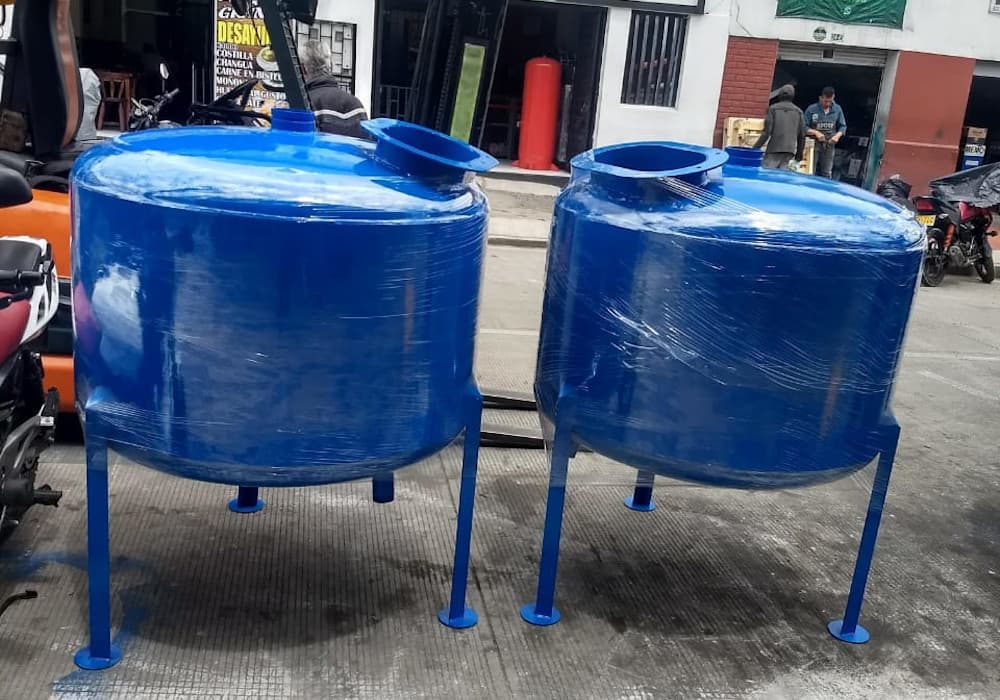 Tanque metálico vertical para almacenamiento industrial